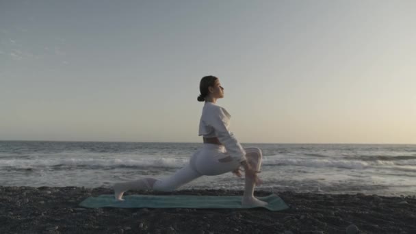 Saudável Com Conceito Yoga Jovem Atraente Praticar Warrior Pose Virabhadrasana — Vídeo de Stock