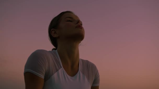Yoga Kavramıyla Sağlıklı Çekici Genç Kadın Gün Batımında Sahilde Kobra — Stok video