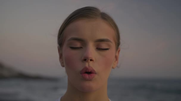 Здоровая Концепцией Йоги Привлекательная Молодая Женщина Занимается Дыхательной Практикой Комфортно — стоковое видео