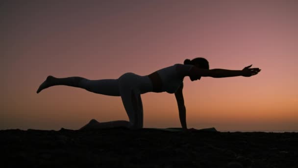 Saudável Com Conceito Yoga Jovem Atraente Praticar Ioga Praia Durante — Vídeo de Stock