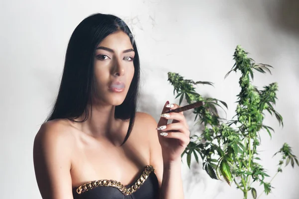 Cannabis Drogas Recreativas Mujer Joven Fumando Marihuana Cbd Conjunta — Foto de Stock