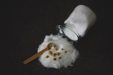 Siyah arkaplana saçılmış beyaz şeker