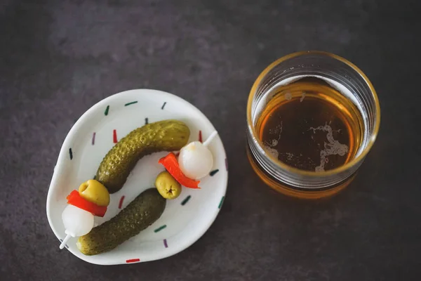 Plato Banderillas Pepinillos Aceitunas Pimiento Rojo Junto Con Una Cerveza — Stockfoto