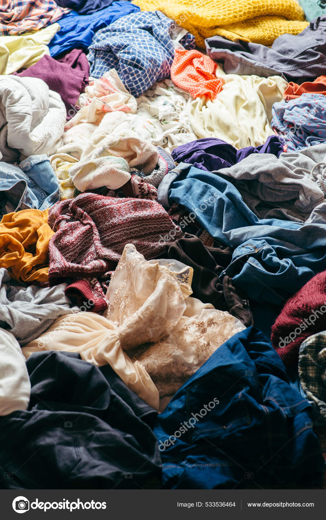 Pila Ropa Usada Sobre Fondo Claro Segunda Mano Para Reciclaje — Foto de ...