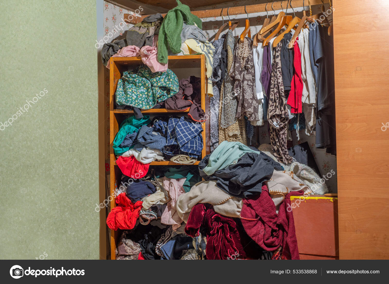 Énorme Placard Rempli Vêtements Usagés Sloppily Poussé Suspendu