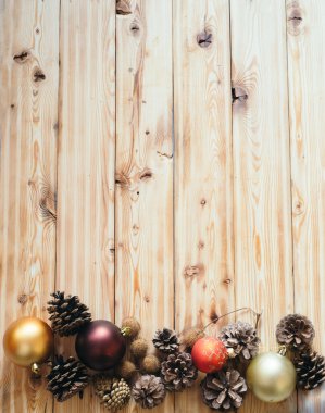 Noel zamanı. Ahşap bir yüzeyde sarı bir çelenk.