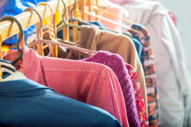 Omuzlarda bir sürü farklı kıyafet var. Yakın çekim.