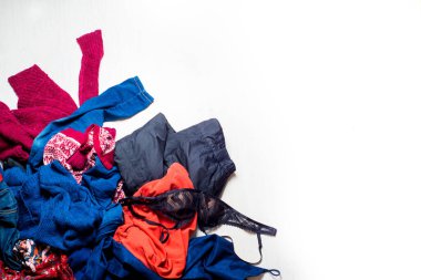 Beyaz arka planda bir sürü dağınık kıyafet var. Metin için yer. Kopyalama alanı