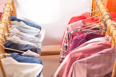 Askıda bir sürü farklı kıyafet var. Boşluğu kopyala