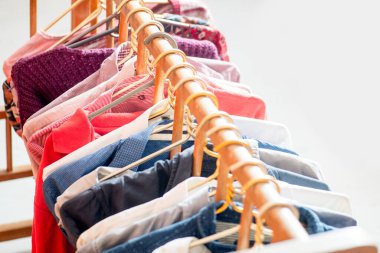 Askıda bir sürü farklı kıyafet var. Boşluğu kopyala