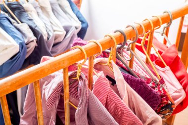 Elbiseler askılarda asılı. Gardıropta askılarda bir sürü şey var.