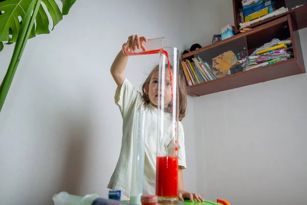 Παιδί Ρίχνει Ένα Χρωματιστό Υγρό Ένα Δοκιμαστικό Σωλήνα Ενώ Κάνει — Φωτογραφία Αρχείου