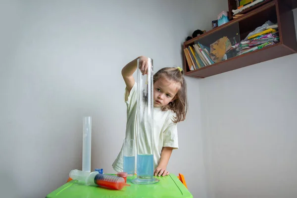 Παιδί Ρίχνει Ένα Χρωματιστό Υγρό Μια Πιπέτα Μέσα Ένα Δοκιμαστικό — Φωτογραφία Αρχείου