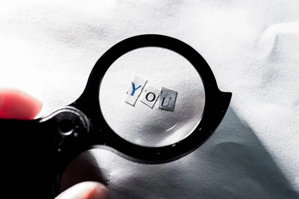 Encontrar Palavra Você Cartas Papel Através Uma Lupa — Fotografia de Stock