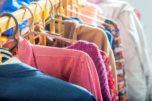 Veel Verschillende Kleding Schouders Close — Stockfoto