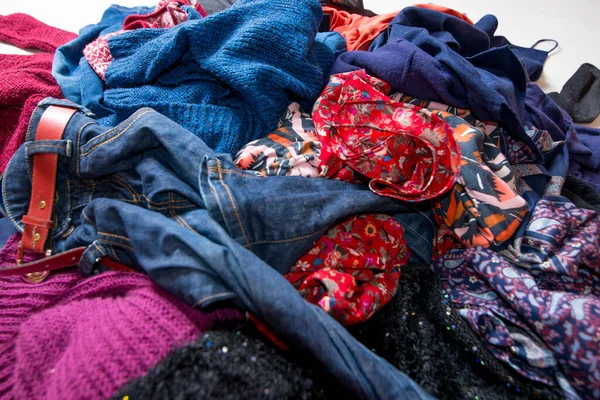 Landfil Vêtements Usagés Pile Vêtements Occasion Éparpillés Sur Fond Blanc — Photo