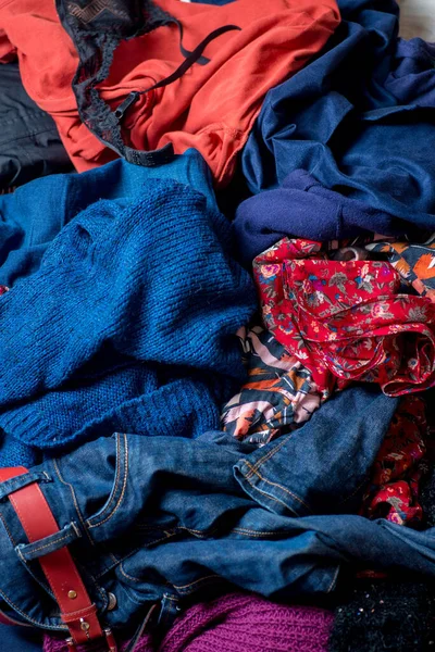 Jeter Des Vêtements Usagés Pile Vêtements Occasion Éparpillés Sur Fond — Photo