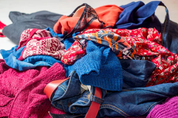 Dump Gebruikte Kleren Stapel Van Verspreide Tweedehands Kleding Een Witte — Stockfoto