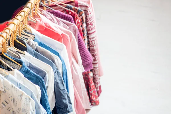 Veel Verschillende Kleren Aan Hangers Kopieerruimte — Stockfoto