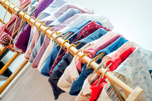 Veel Verschillende Kleren Aan Hangers Kopieerruimte — Stockfoto