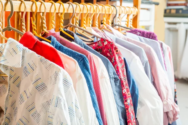 Kleren Hangen Aan Hangers Veel Kleren Voor Het Sorteren Van — Stockfoto