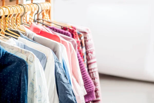 Veel Verschillende Kleren Aan Hangers Kopieerruimte — Stockfoto