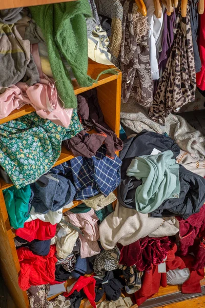 Énorme Placard Rempli Vêtements Usagés Sloppily Poussé Suspendu Aux Étagères — Photo