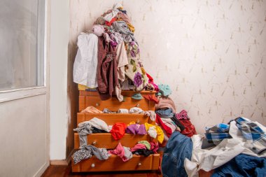 Dolapta ve evin içinde bir sürü kıyafet var. Dağınık konut