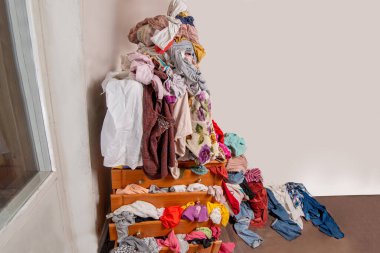 Dolapta ve evin içinde bir sürü kıyafet var. Dağınık konut