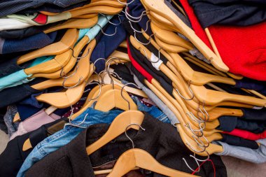 İkinci el kıyafet yığını. Geri dönüşüm için ikinci el
