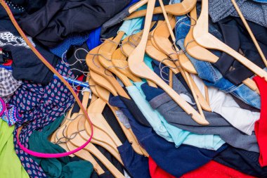 İkinci el kıyafet yığını. Geri dönüşüm için ikinci el