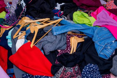 İkinci el kıyafet yığını. Geri dönüşüm için ikinci el