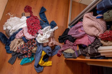 Elbise ve tekstil yığını. Geri dönüşüm için ikinci el ayırıyorum. Kullanılmış şeylerle sürdürülebilir hayat