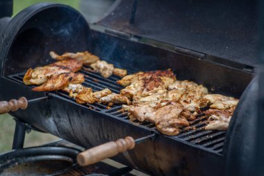 Şef ızgara et ve pirzola dışarıda. BBQ eti