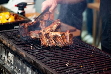 Barbekü kaburgaları. Şef Brezilya usulü pirzola kızartması. Barbeküde kızarmış kaburga.