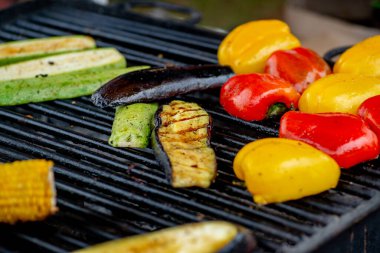 Sebzeler bbq. Sebze ve mısır dilimleri dışarıda ızgara yapılır. Vejetaryen pikniği