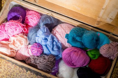 Örgü örmek, örgü örmek için yün ve toplar