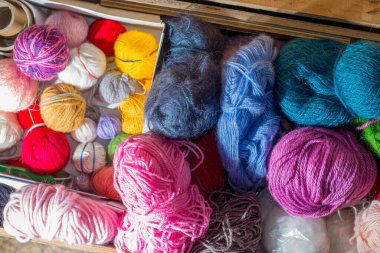 Örgü örmek, örgü örmek için yün ve toplar