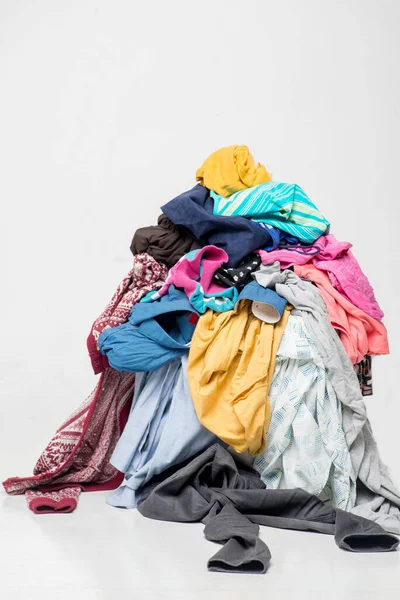 Pile Vêtements Usagés Sur Fond Clair Occasion Recyclage — Photo
