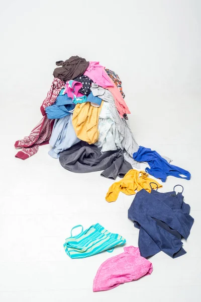 Pile Vêtements Usagés Sur Fond Clair Occasion Recyclage — Photo