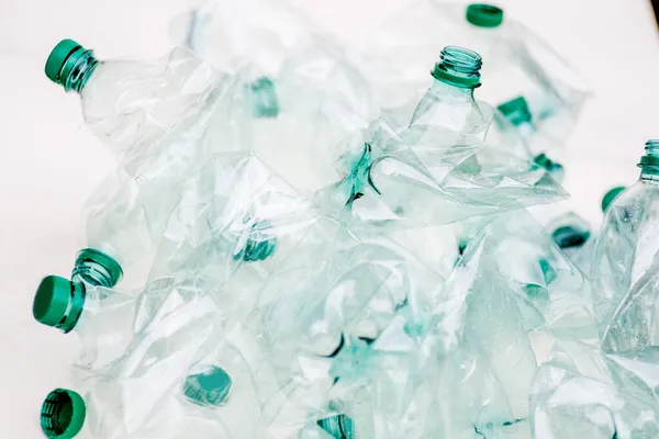 Hög Med Tomma Skrynkliga Plastflaskor Vit Bakgrund — Stockfoto