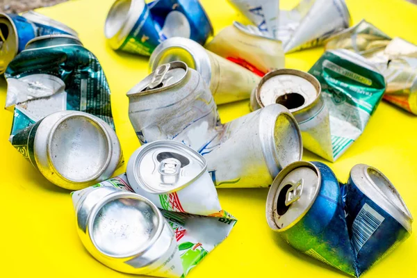 Heap Van Gebruikte Blikjes Een Gele Achtergrond Afvalsortering Afvalverwerking Recycleerbare — Stockfoto