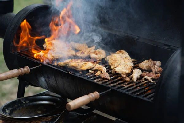 Şef Izgara Pirzola Dışarıda Bbq Eti — Stok fotoğraf