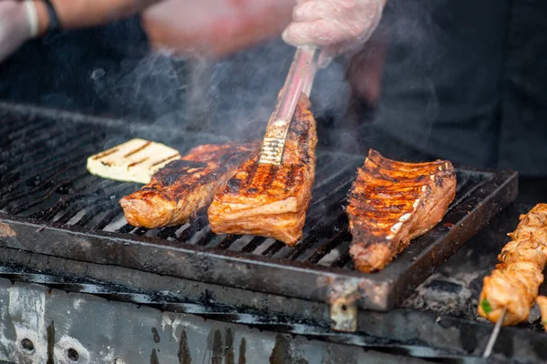 Grillbordák Brazier Séf Bordát Süt Nyitott Tűzön Ribs Sült Egy — Stock Fotó