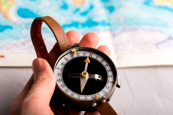 Kompass Handen Mot Bakgrund Ljus Världskarta — Stockfoto