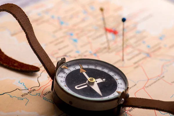 Kompass Auf Einem Ledergürtel Auf Dem Hintergrund Einer Hellen Weltkarte — Stockfoto