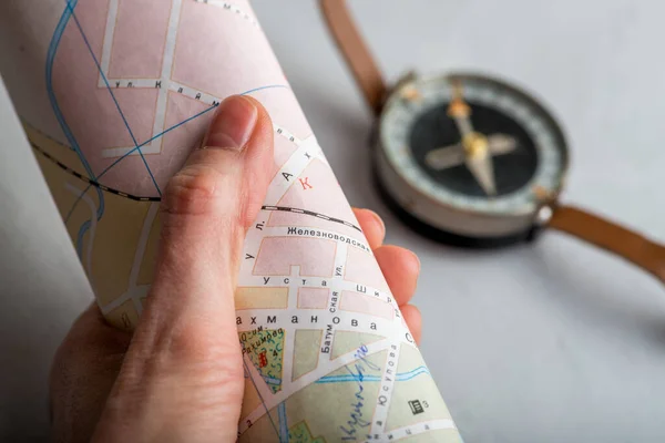 Pokręcona Mapa Dłoni Tle Kompasu — Zdjęcie stockowe