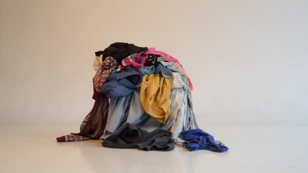 Pile Vêtements Usagés Sur Fond Clair Occasion Recyclage — Video