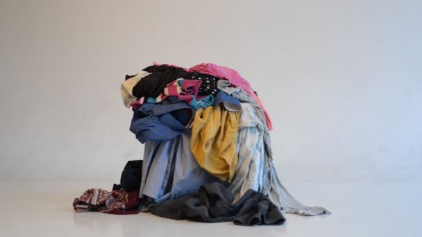 Pile Vêtements Usagés Sur Fond Clair Occasion Recyclage — Video