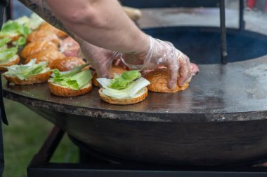 Burger çörekleri ve köfteler dışarıda ızgara. Burger bbq
